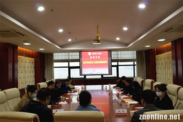 清华大学艾四林教授应邀来bevictor伟德体育作学术报告(图2) 清华大学艾四林教授应邀来bevictor伟德体育作学术报告(图2)