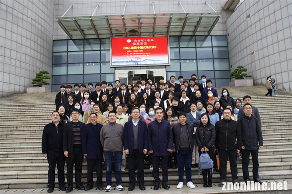 清华大学艾四林教授应邀来bevictor伟德体育作学术报告(图3) 清华大学艾四林教授应邀来bevictor伟德体育作学术报告(图3)