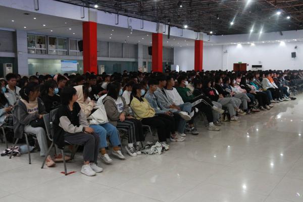 bevictor伟德体育2021级新生聆听党史讲座(图3)