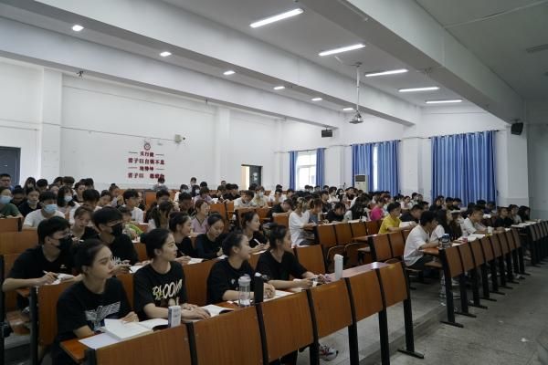 bevictor伟德体育：开学首日公司领导进课堂与员工同听“第一课”(图2)